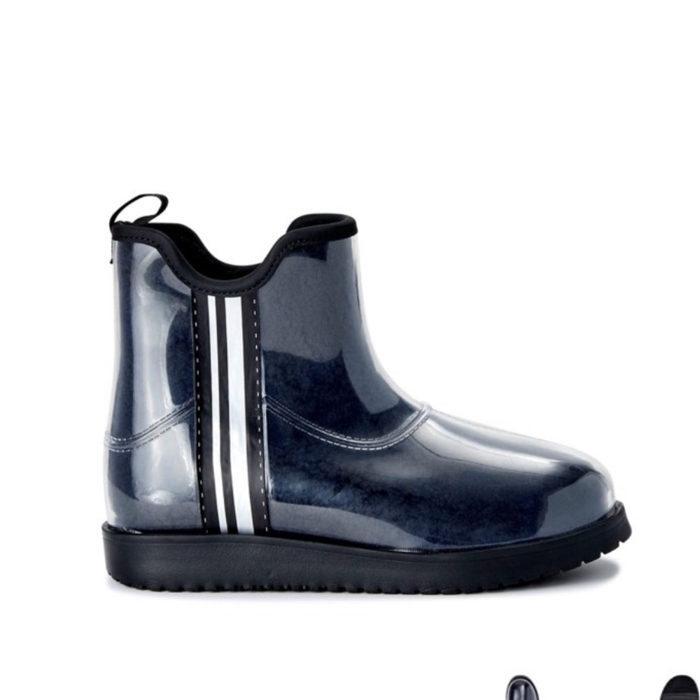 Winter boots with faux sherpa lining